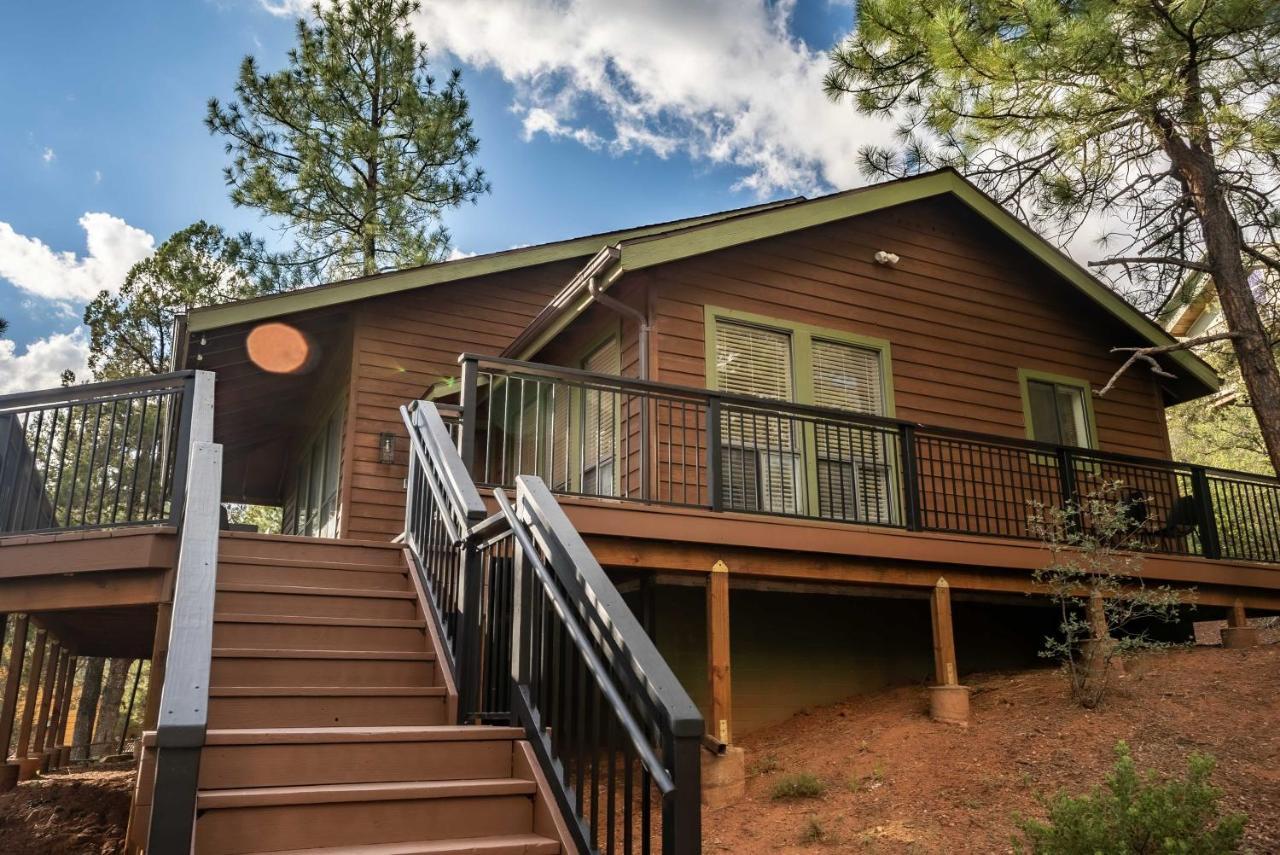 Modern Pine Cabin With Wraparound Deck And Forest View Esterno foto