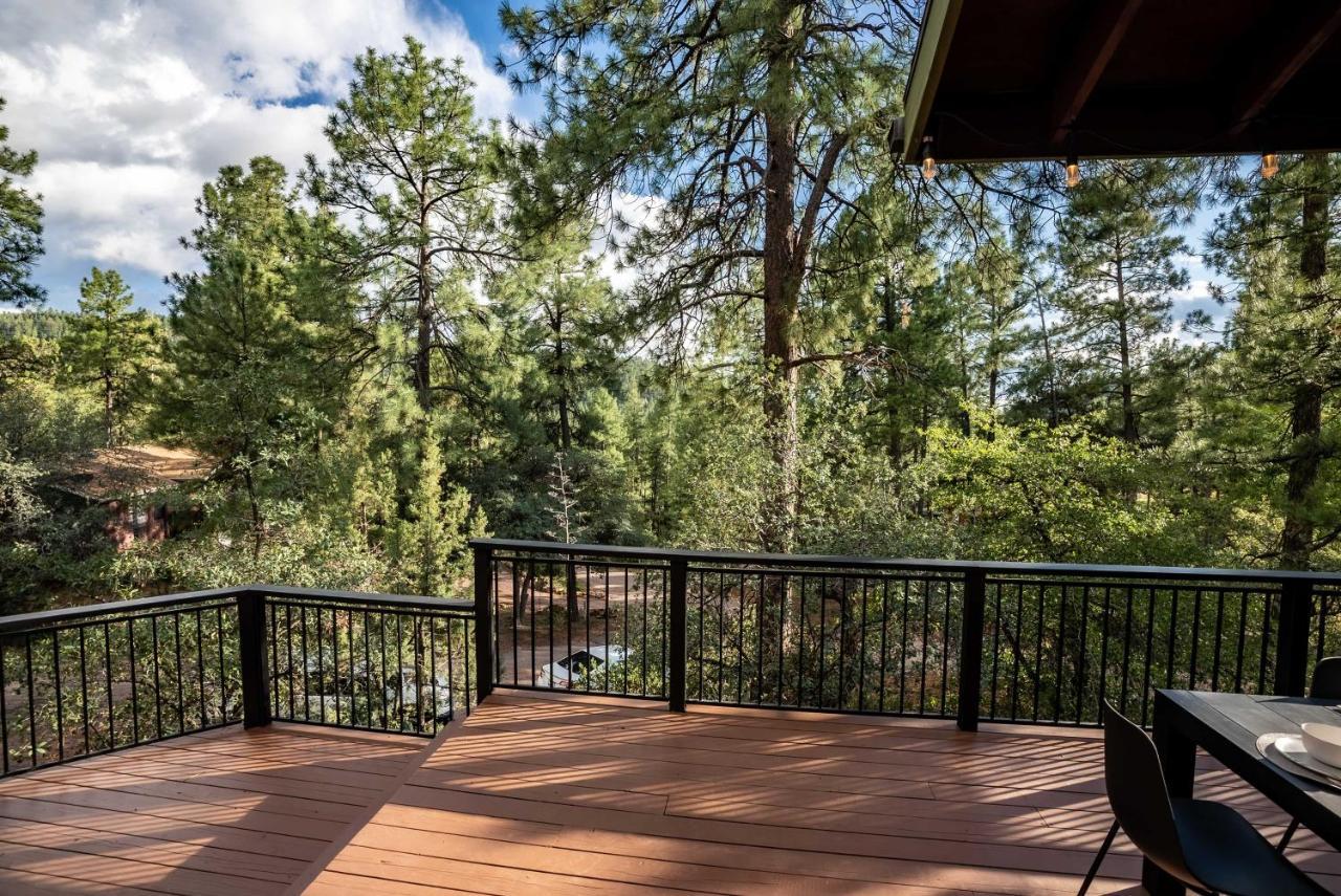 Modern Pine Cabin With Wraparound Deck And Forest View Esterno foto