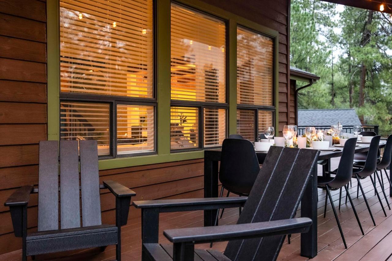 Modern Pine Cabin With Wraparound Deck And Forest View Esterno foto