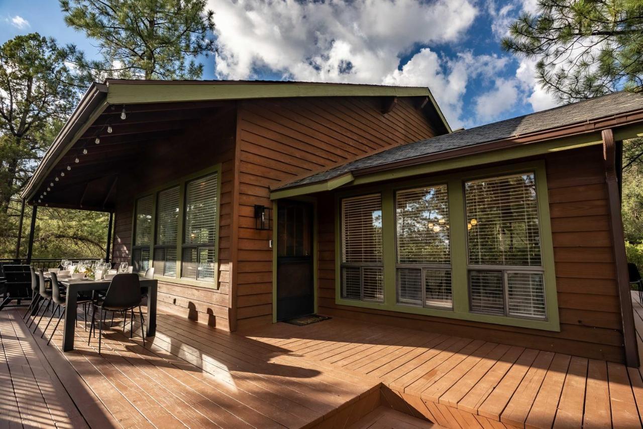 Modern Pine Cabin With Wraparound Deck And Forest View Esterno foto